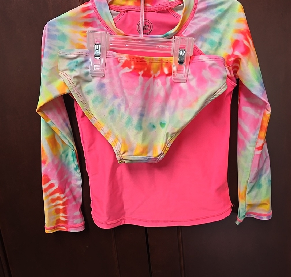 Like New. Girl's wonder nation Neon Pink Tie-Dye Rash Guard Set. Size 4/5 - Picture 5 of 6